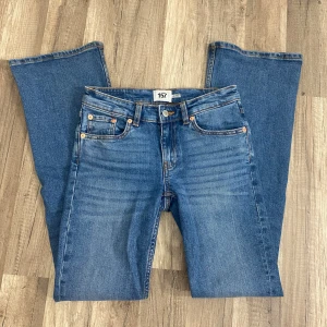 Lågmidjade bootcut jeans - fina jeans ifrån lager 157 i modellen low boot || strl XS full length || midjemått rakt över: 34cm | innerbensmåttet: 81cm || inga defekter, nypris 400kr ||