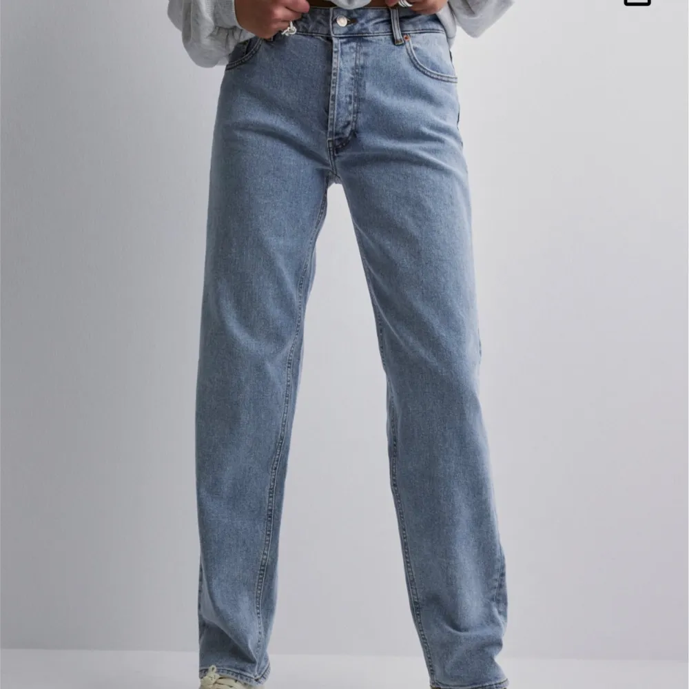 Fina och bekväma ljusblåa jeans. Väldigt smickrande och lågmidjade. Knappt använda. Originalpris: 499. Säljes för: 199. Pris kan diskuteras . Jeans & Byxor.