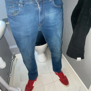 JACOB COHEN JEANS - Tjo, Säljer et par Jacob cohen jeans använda et fåtal gånger därför skulle ja säga att de e väldigt bra skick dom e självklart autentiska. Köpte jeansen för 3500 säljer dom för 1000 för att ja behöver snabba pengar.