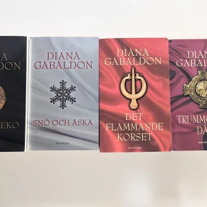 Diana Gabaldon - 4 st böcker - SNÖ OCH ASKA /DET FLAMMANDE KORSET TRUMMORNAS DÅN/ SOM ETT EKO I fint begagnat skick, några fläckar på ena böckerna förkommer dock. Vänligen se bilderna.