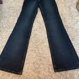 Utsvängda jeans ifrån Reactive. Storleken är W26 L34. Super fin mörkblå färg med coola fickor. Måtten: midja= 32 cm, Innerbenslängd= 84 cm