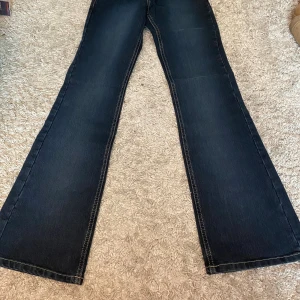Bootcut jeans - Utsvängda jeans ifrån Reactive. Storleken är W26 L34. Super fin mörkblå färg med coola fickor. Måtten: midja= 32 cm, Innerbenslängd= 84 cm