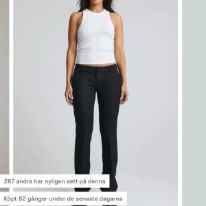 Bikbok low waist kostymbyxor  - De populära lågmidjade kostymbyxorna från bikbok i modellen Vera! Fint skick köpte på plick men passar tyvärr inte mig💞