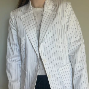 Vit kavaj - Andvänd en gång, från Sara Kelly. Strl 44 men passar mig som brukar ha M 