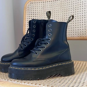 Dr Martens  - Storlek 36.  Använda vid fåtal tillfällen då de inte passar mina fötter.  Tungan på vänster sko har en söm som gått upp något. Går att laga snabbt & smidigt hos skomakare.  Nypris 2400:-. Mitt pris, 1500:-. 