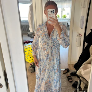 Blommig klänning  - Aldrig använd  Oklart storlek men skulle säga xs/s