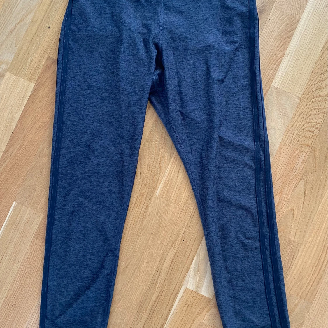 Mörk grå melerade träningstights i strl L från Stronger  