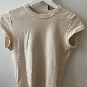 Beige T-shirt från Brandy Melville!💓