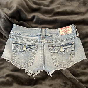 True religion shorts  - Säljer dessa skitsnygga lågmidjade shorts ifrån det trendiga märket true religion då dom tyvärr blivit för små på mig🩷på hemsidan kostar dom ca 1750kr (se bild 4) midjemåttet är 36cm rakt över!  Bud på 700kr