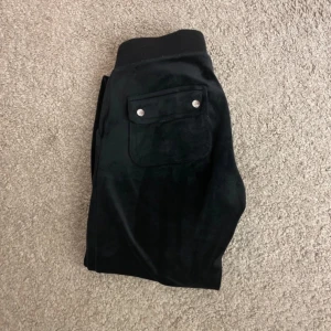 Svarta juicy byxor - Snygga juicy couture byxor i nästan nyskick. Köpta på jackies❤️