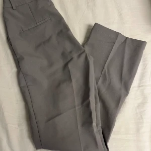 Kostymbyxor  - Säljer mina petite vilma kostymbyxor. Sitter bra i längden för mig vid 162 cm, det är aldrig använda eftersom det ej är rätt storlek! Mycket bra i sick. Pris kan diskuteras💕💕frakten står köparen för!