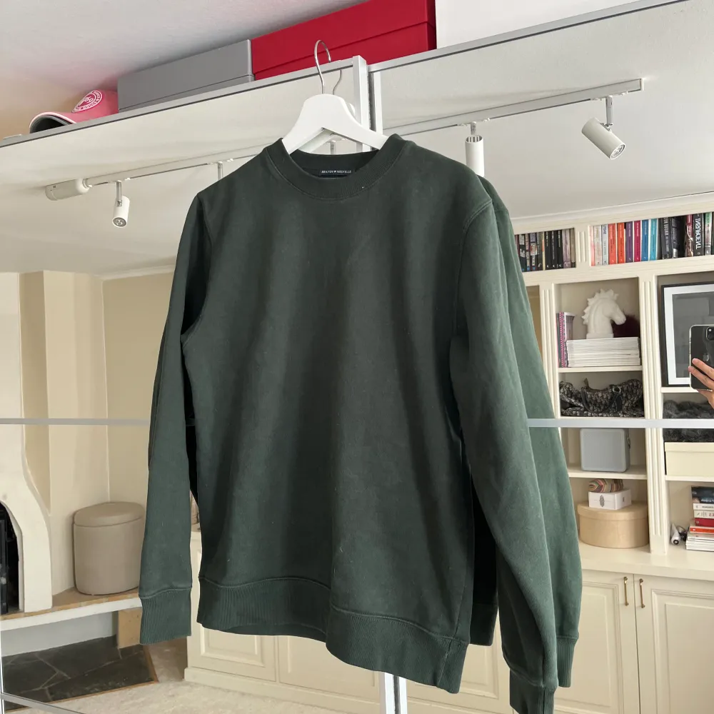 Mörkgrön sweater från Brandy Melville, i princip oanvänd och i väldigt gott skick.. Hoodies.