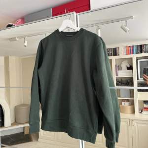 Mörkgrön sweater från Brandy Melville, i princip oanvänd och i väldigt gott skick.