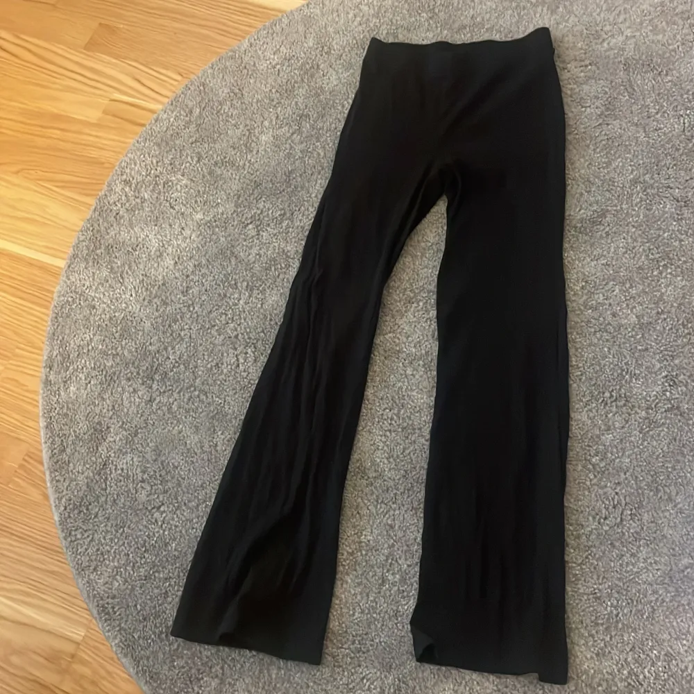 svarta flare leggings med stripes, helt ok skick, i storlek 134/140 skulle jag säga Köptes för 169 säljes för 50. Jeans & Byxor.