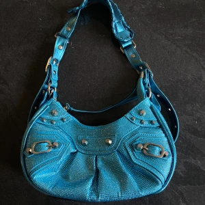 EGO BAG - En väldigt fin blå väska med glitter på som är perfekt för festliga outfits! 