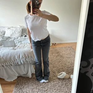 Grå jeans - Lågmidjade jeans från lee som både är för långa och för stora för mig 👌 midjan är ca 37 cm rakt över och innerbenet ca 80 cm🥰