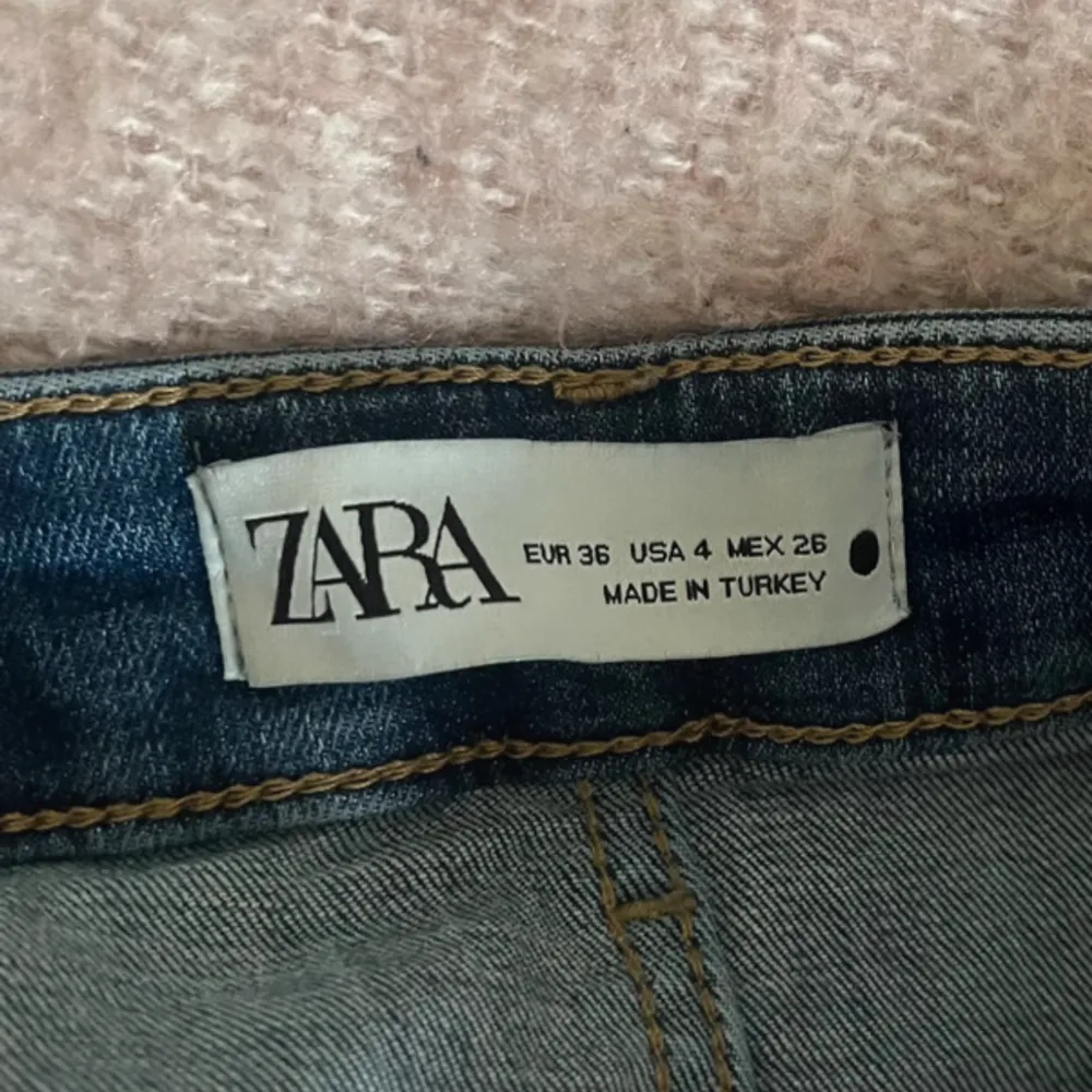 Zaras populära modell ZWBootcut med hål 🩷 Pris kan diskuteras!. Jeans & Byxor.