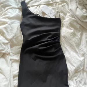 asymmetrisk kort klänning - jätte snygg kort asymmetrisk klänning med ett band som är typ lagom kort 💕