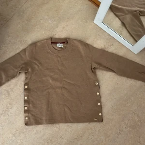 ”tjock” tröja med ”guld” knappar - har använt ett par gånger är i bra skick