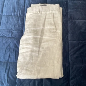 Linne byxor  - Linne byxor från hm köpta förra sommaren. Jätte bra skick. De är i storlek 44(alltså S) och slim fit. Säljer för endast 300 spänn!