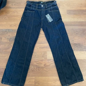 VICINITY Raw denim Jeans  - Säljer dessa sprillans nya vicinity raw denim V-logo jeans. Jag tycker de passar lite för stort på mig och jag har tyvärr missat retur perioden. De går att spänna i midjan mellan ungefär W29-W32. De är endast provade inomhus. Vid fler frågor skriv dm