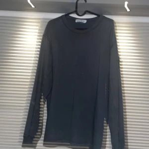 Stone island tröja - Säljer stone island tröja pga andvända inte längre! 7/10 i skick och har en fläck i mitten av tröjan. 3200kr i ny pris.Vid mer frågor bara skriv😁
