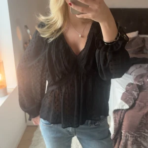 Svart blus  - Säljer denna prickiga blus från Zara! Den är genomskinlig överallt förutom vid brösten! 💕