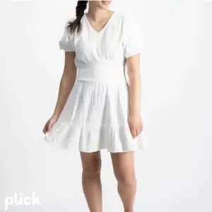 Säljer denna klänningen från Young Gina då den inte kommer till användning. Klänningen har bara används en gång och är i nyskick. Skriv privat för mer bilder. Klänningen är i storlek 158/164 men passar även någon med storlek xs/s.