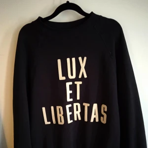 Gant sweatshirt dropshoulders NYSKICK - Är 180cm och den passar perfekt. Stlk M Tröjan är använd 3-5gånger