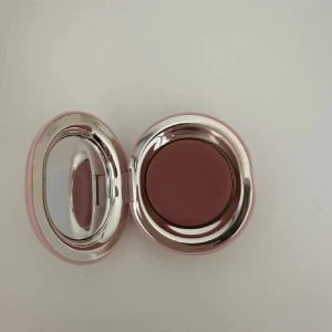 Rare beuty blush -  Säljer denna rare beauty Blush den kommer inte till användning har testat 1 gånger inga skador bra skick tycker inte om färgen💕  färgen heter NEARLY MAUVE☀️