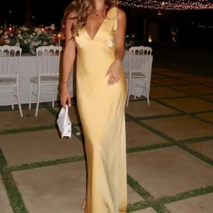 Balklänning  - Superfin balklänning i helt nytt skick med lappen kvar från märket Meshki. Köpt för 1300 kr originalpris (med frakt inkluderat). Modellen heter Nadia och är slutsåld på hemsidan!💕