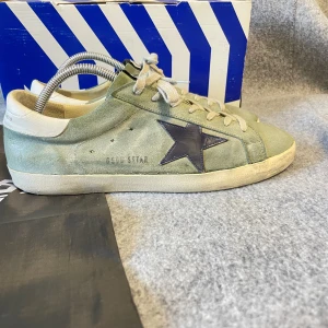 Golden goose skor - As snygga golden goose skor. Skicket är riktigt bra utöver defekten. Storlek 42 men passar 43. Endast skorna ingår. Skriv priv för mer bilder.