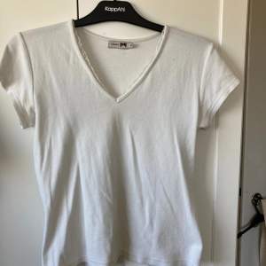 Fin vit t-shirt med en spets kant vid V ringningen, aldrig använt den
