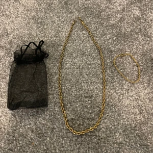 Guld Cordell Kedja + Armband - Cordell Set (Armband + Halsband) i Guld Armbandet är guldpläterat och halsbandet i rostfritt stål. Helt nya, har haft ett likadant, går bra att bada med i sommar❕ Vid köp tillkommer både Halsband och armbandet. (GÅR EJ NER I PRIS, REDAN BILLIGT)