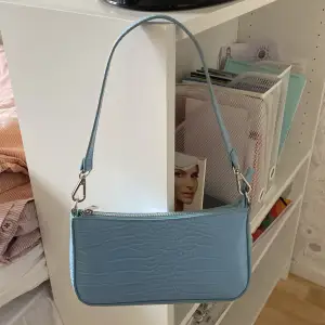 En jätte gullig ljusblå handväska 