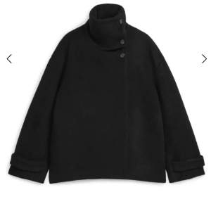 Intressekoll på min kappa från arket. Den är i bra skick och har tagits väl hand om. Köpt för 2200kr, kan tänka mig att sälja för 1200kr.