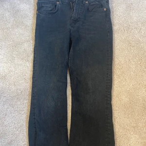  Svarta jeans från Zara -  Vet inte om de är låg midja eller hög midja men de är i bra skick trots att jag använt dem några gånger  