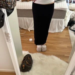 Svart långkjol från Monki - Svart långkjol i storlek S från monki. 