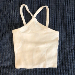 Vit topp - Säljer min topp som är från ginatricot. Säljer för den är för liten på mig. Jätte fint skick knappt använd!❤️Hör av er för fler biler/frågor!