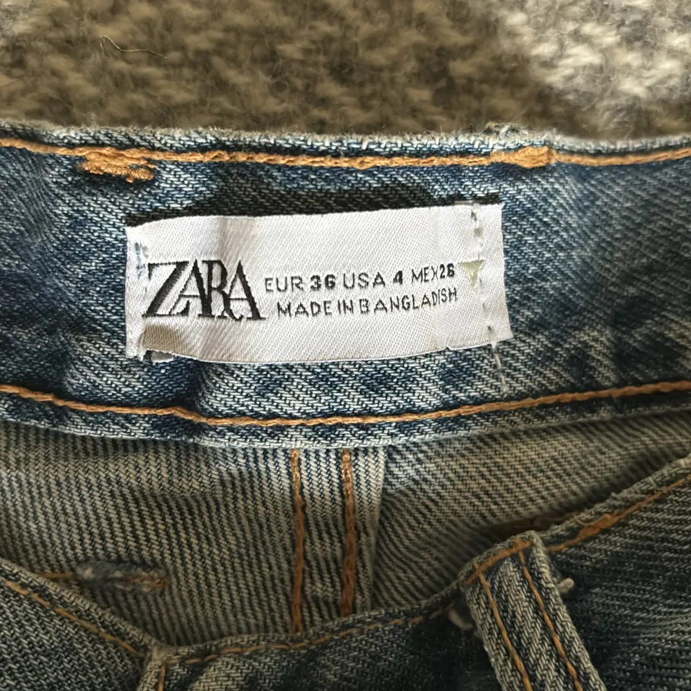 Säljer mina fina jeansshorts från zara köpta förra sommaren i mycket bra skick❤️‍🔥❤️‍🔥. Shorts.