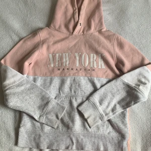 Hoodie - Säljer denna fina tröjan då den inte kommer till användning och är i bra skick.
