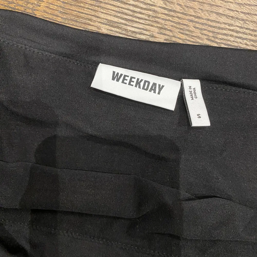 Snygg svart off-shoulder tröja från Weekday i storlek s⭐️ oanvänd utan prislapp . Blusar.