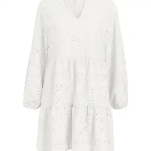 Så fin vit klänning, den är helt ny med prislappen kvar och endast testat den💓💓från vila. Nypris är 499kr därför säljer jag för 300kr