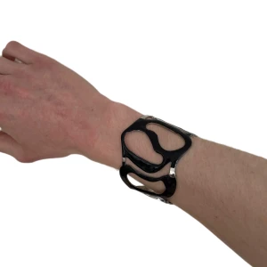 Vintage armband med detaljer  - Vintage armband med detaljer. Köp antingen enskild eller som paket med andra varor till billigare pris. Köpare står för frakt :).