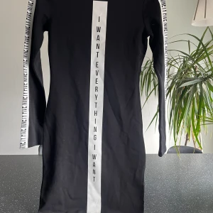 Klänning strlk 36, 60kr - Använd 3 ggr och är i bra skick, har stretch.