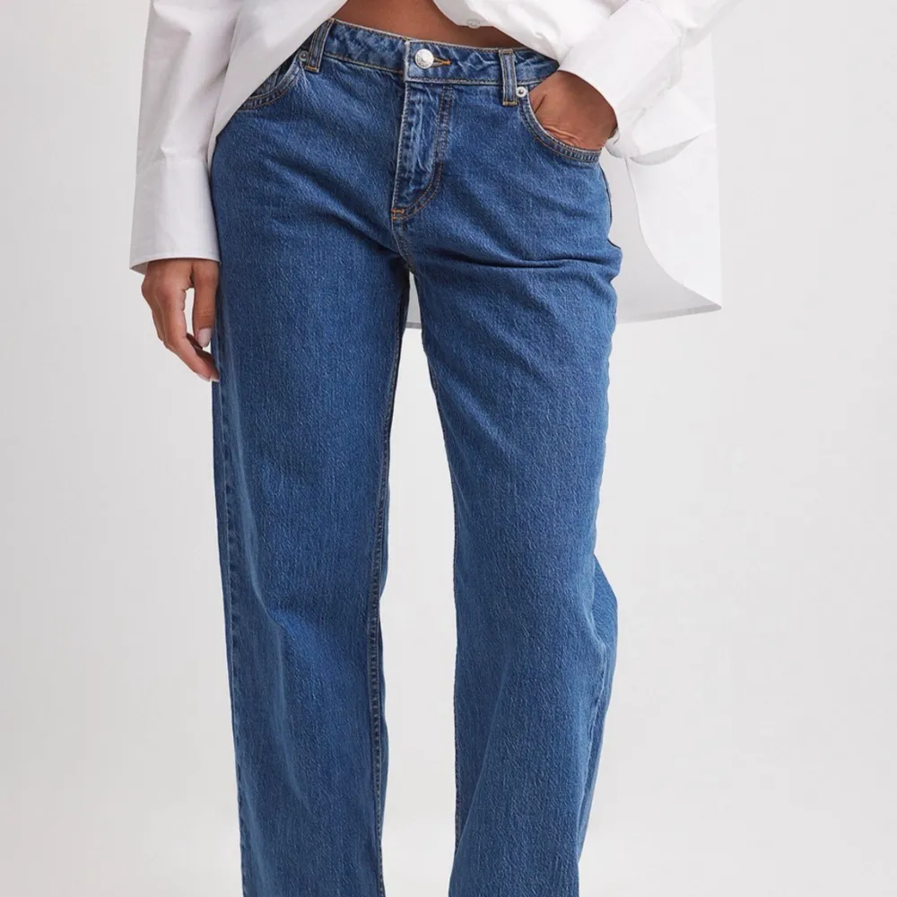 ”Jeans med låg midja” ifrån NA-KD, storlek 32, aldrig använt då de är för långa på mig, nypris 699kr säljer för 350kr. Jeans & Byxor.