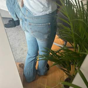 Jättefina Lågmidjade lee jeans i bootcut/rak modell! De är storlek W29 L34 och jag är 170 cm för referens! Tyvärr är de för små för mig💕  Innerbenslängd: 83 cm Midjemått rakt över: 36 cm