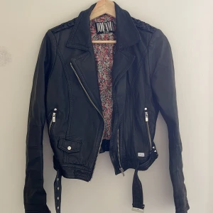 Skinnjacka JOFAMA by Kenza  - Superfin skinnjacka från Jofama. Använd ett fåtal gånger och har legat på vinden.   Passar xs och mindre S