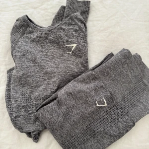 Gymshark set  - Långärmad och tights, super fina. Inga defekter! Säljer som set och inte separat 