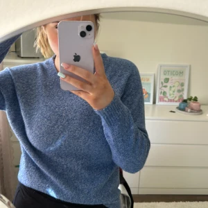 Blå stickad tröja  - Blå ”stickad” tröja, använd en gång!